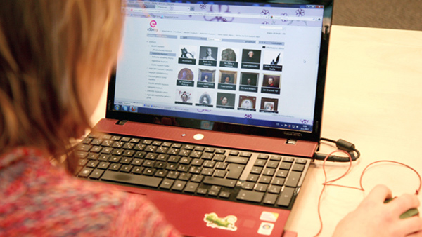 > Stačí notebook a můžete si prohlížet vzácné sbírkové předměty fotografie notebooku s prezentací eSbírky