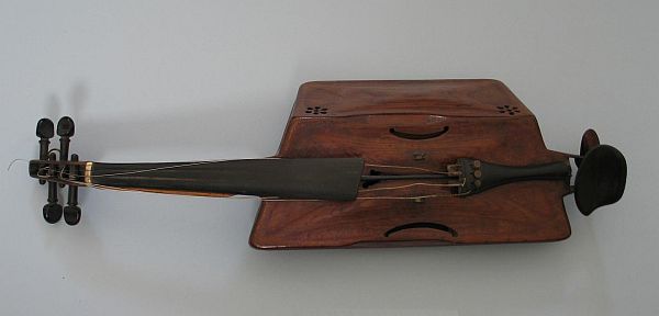 Trojboké housle. Foto: Emanuele Gadaleta a Markéta Kratochvílová Trojboké housle