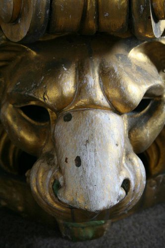 Ozdobná hlavice z vnější fasády historické budovy Národního muzea, která byla na základě doporučení statika demontována z průčelí. FOTO: Kateřina Peglová Ozdobná hlavice z vnější fasády historické budovy Národního muzea, která byla na základě doporučení statika demontována z průčelí.