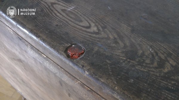 Pečetě na bednách jsou většinou neporušené. Pečetě na bednách jsou většinou neporušené.