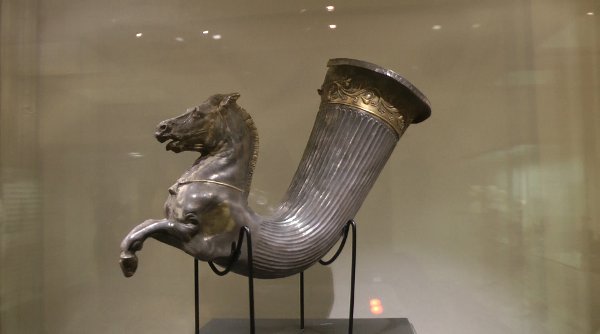 Stříbrný rhyton s hlavou koně, původem nejspíše z jihoitalské řecké dílny ze 4. století př. n. l. Stříbrný rhyton s hlavou koně, původem nejspíše z jihoitalské řecké dílny ze 4. století př. n. l.