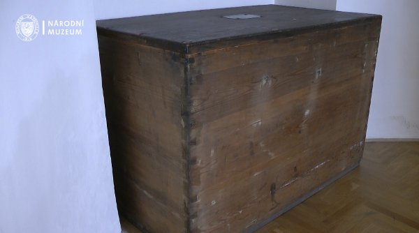 Archivní pozůstalost po Bohuslavu Jirušovi - bedna s obsahem, který jen v náznacích popisuje závěť. Archivní pozůstalost po Bohuslavu Jirušovi - bedna s obsahem, který jen v náznacích popisuje závěť.