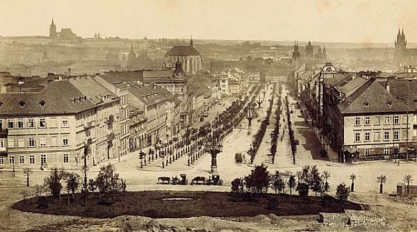Václavské náměstí v dobovém pohledu od zbořené Koňské brány k Můstku. Na fotografii si můžete prohlédnout stromořadí, které tehdy zaujímalo značnou plochu náměstí. Foto: F. Fridrich, před r. 1886 Václavské náměstí v dobovém pohledu od zbořené Koňské brány k Můstku. Na fotografii si můžete prohlédnout stromořadí, které tehdy zaujímalo značnou plochu náměstí. Foto: F. Fridrich, před r. 1886