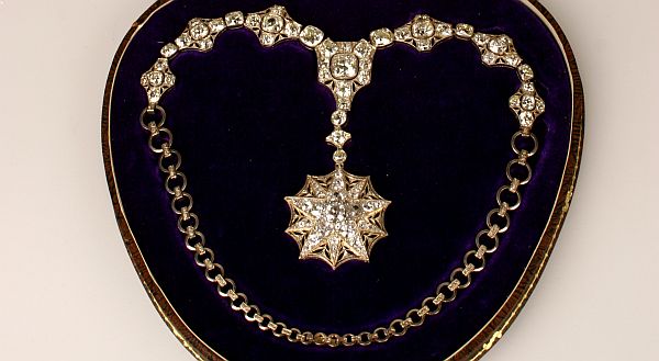 Náhrdelník Naděždy Kramářové, manželky prvního československého premiéra Karla Kramáře, vznikl asi roku 1910, kdy s ním byla majitelka vyfotografována. Předmět je odlit a vytepán ze slitiny zlata a stříbra (tzv. elektrum) a složen ze tří částí - přívěsku ve tvaru pěticípé hvězdy, mezičlánku trapézového tvaru a řetězu. Posázen je 148 diamanty.