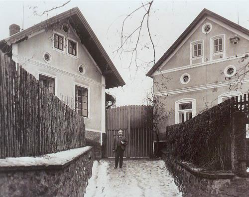 Josef Suk v Křečovicích Amatérské foto, nedatováno, pův. negativ 12x16 cm. Z fondů Českého muzea hudby. Dnes se v domku Josefa Suka (1874-1935) nachází expozice Památníku Josefa Suka. Josef Suk v Křečovicích Amatérské foto, nedatováno, pův. negativ 12x16 cm. Z fondů Českého muzea hudby. Dnes se v domku Josefa Suka (1874-1935) nachází expozice Památníku Josefa Suka.