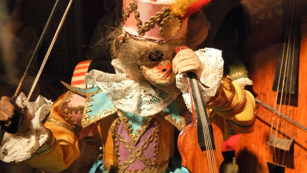 Detail kolovrátku s opičí kapelou Detail kolovrátku s opičí kapelou