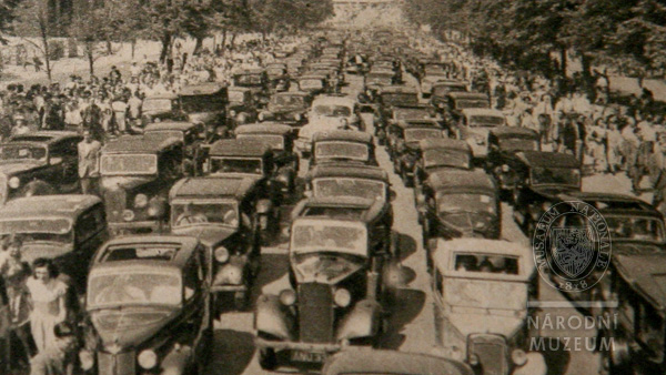 Už v roce 1948 se při olympiádě Londýn potýkal s dopravními zácpami. Cestu ke stadionu ve Wembley bylo tak rychlejší absolvovat pěšky. Zdroj: Národní muzeum fotografie cesty ke stadionu. zácpa aut