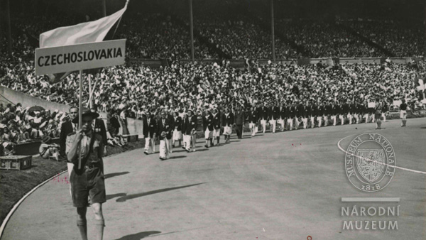 Nástup československé výpravy na stadionu ve Wembley. Zahájení se zúčastnili všichni naši spotovci. Zdroj: Národní muzeum nástup československé výpravy na stadionu ve Wembley