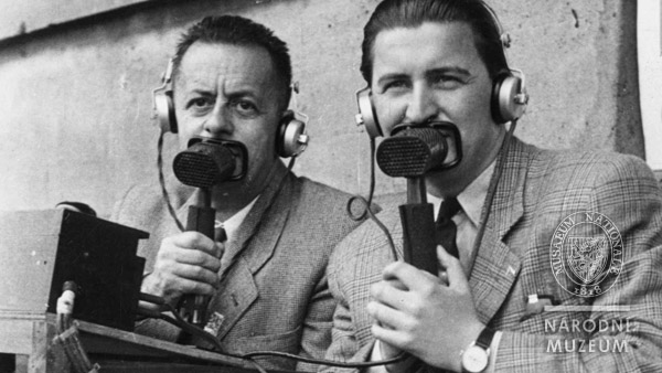 Rozhlasoví redaktoři J. Laufer a Š. Mašlonka při kometování her, v ruce mají speciální retní mikrofony. Zdroj: Národní muzeum Foto. Rozhlasoví redaktoři J. Laufer a Š. Mašlonka při kometování her, v ruce mají speciální retní mikrofony.