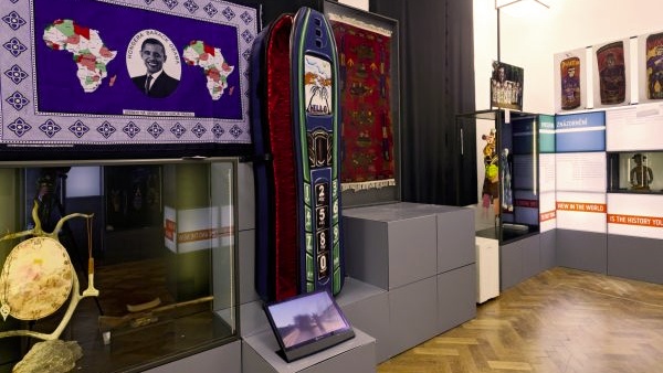 Rakev ve tvaru mobilu na výstavě Fetiš modernity pohled do sálu výstavy Fetiš modernity