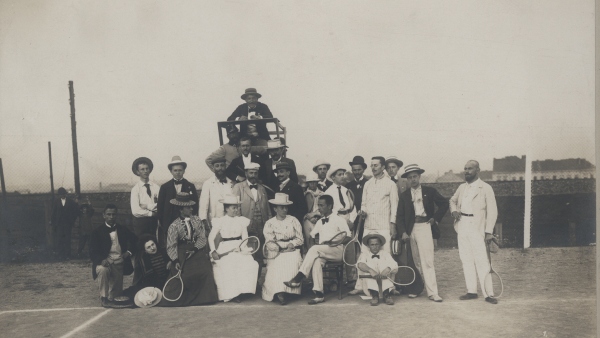 Česká Lawn-tennisová společnost Plzeň, snímek z roku jejího vzniku 1898, čtvrtý zprava Josef Rössler Ořovský foto Rösslera-Ořovského a společnosti hráčů tenisu