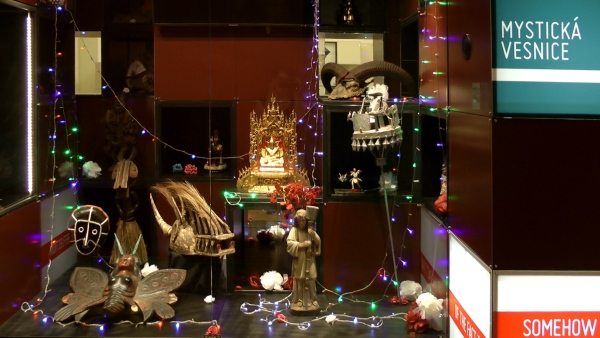 Instalace "Mystická vesnice" v prostorách výstavy fotografie z výstavy Fetiš modernity