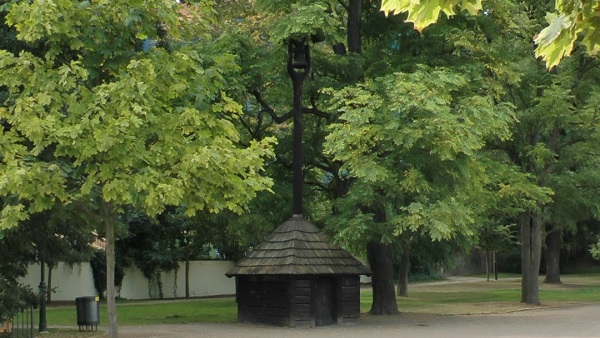 Valašská zvonička u Letohrádku Kinských (foto: archiv NM) Valašská zvonička u Letohrádku Kinských