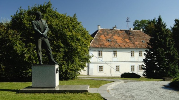 Socha skladatele u Památníku Antonína Dvořáka v Nelahozevsi Socha Antonína Dvořáka v Nelahozevsi