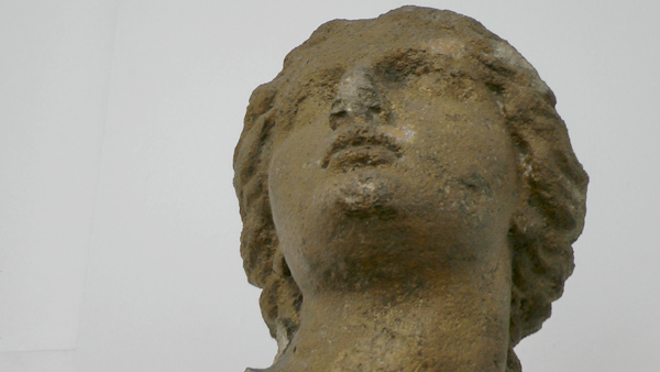 Hlava Panny Marie, která se při zničení sloupu oddělila od zbytku sochy fragment sochy panny marie - hlava