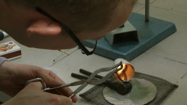 Karel Nesměrák z Katedry analytické chemie UK odlévá "zázračnou" kulku foto: Karel Nesměrák z Katedry analytické chemie UK odlévá "zázračnou" kulku