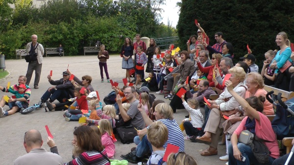 Diváci divadelního představení Hluboko v lese hlasují pomocí červených a žlutých karet, jak se bude osud Jeníčka a Mařenky vyvíjet dál foto: diváci na divadelním představení Hluboko v lese hlasují pomocí červených a žlutých karet, jak se bude osud Jeníčka a Mařenky vyvíjet dál