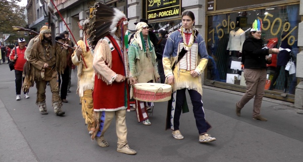 Indiánský průvod Prahou jako součást akcí k otevření výstavy Po stopě Karla Maye foto: indiánský průvod Prahou jako součást otevření výstavy Po stopě Karla Maye