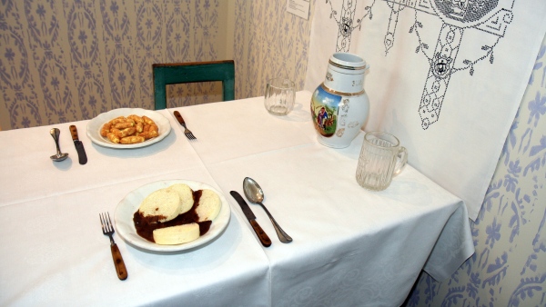 Servírování jídla v chudších rodinách na přelomu 19. a 20. století foto z výstavy Krmě-jídlo-žrádlo