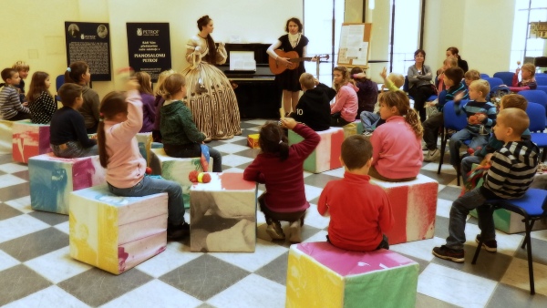 Děti se v Českém muzeu hudby učí kramářské písně foto: Děti se v Českém muzeu hudby učí kramářské písně