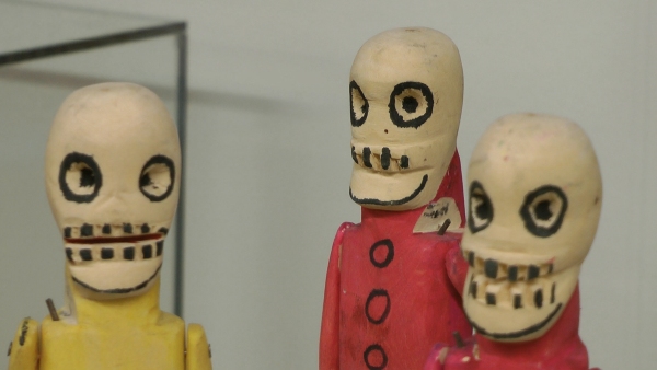 Skupinka dřevěných procházejících se kostlivců foto: figurky procházejících se kostlivců vyrobené ze dřeva