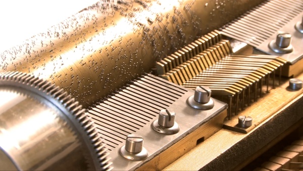 Švýcarská hrací skříň z let 1870 - 1890 foto: švýcarská hrací skříň z let 1870 - 1890