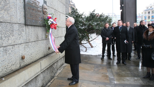 Slovenský prezident Ivan Gašparovič u pamětní desky Alexandra Dubčeka (Nová budova Národního muzea) foto: Slovenský prezident Ivan Gašparovič u pamětní desky Alexandra Dubčeka