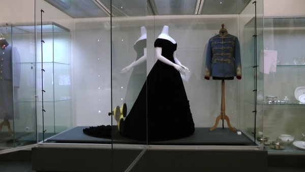 Šaty císařovny Sissi a uniforma Františka Josefa I. foto: Šaty císařovny Sissi a uniforma Františka Josefa I.