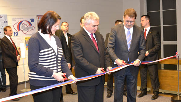 Výstavu přestřihnutím pásky zahájili předsedkyně Poslanecké sněmovny PČR Miroslava Němcová, předseda Senátu PČR Milan Štěch a předseda Národní rady SR Pavol Paška df