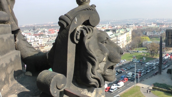 Poškozená maska lva ze Schnirchova sousoší u kopule Historické budovy Národního muzea foto lva ze Schnirchova sousoší u kopule Historické budovy Národního muzea. Socha je v havarijním stavu.