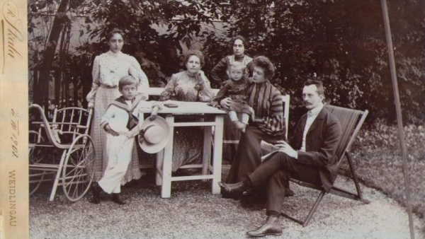 Karel Lamač (s kloboukem vlevo vepředu) s rodinou v roce 1903 (foto: soukromá sbírka Jaromíra Vondráka) foto: režisér Karel Lamač v dětském věku se svou rodinou