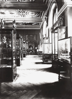 foto: Původní vitríny ve výstavním sále na počátku 20. století (foto: NM)