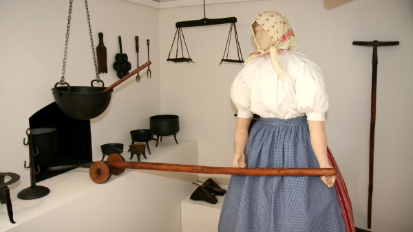 Chleba se dřív pekl v peci, kterou bylo třeba hodiny vytápět (foto: archiv NM) foto: chleba se pekl v peci, kterou bylo třeba hodiny vytápět