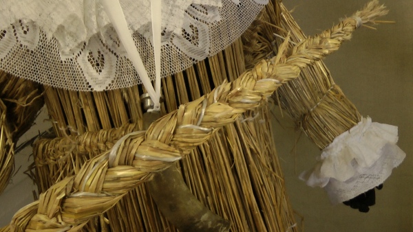 foto: detail masopustní masky slaměného