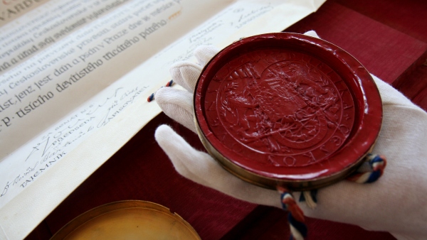 Pergamenová listina s pečetí (Edvard Beneš, 1935) foto: pergamenová listina s pečetí