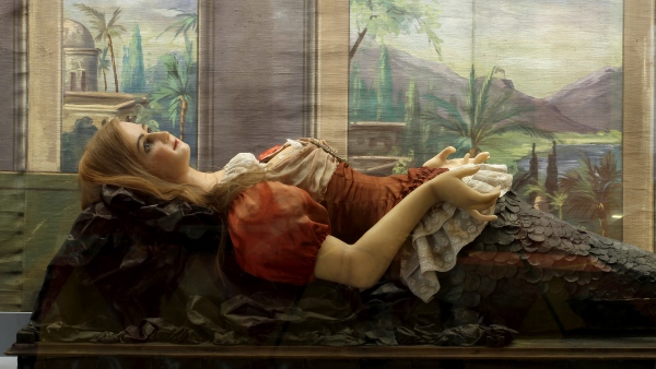 Figurína mořské panny s pohyblivou hrudí imitující výdechy a nádechy je vystavena v Muzeu české loutky a cirkusu v Prachaticích foto: figurína mořské panny s pohyblivou hrudí imitující výdechy a nádechy je vystavena v Muzeu české loutky a cirkusu v Prachaticích