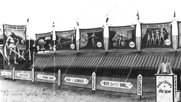 Podobně mohla vypadat fasáda panoptika (fotografie představuje fasádu přehlídky lidských kuriozit) foto: takto snad mohla vypadat fasáda panoptika (fotografie představuje americkou přehlídku lidských kuriozit)