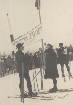foto: Josef Rössler-Ořovský jako starosta svazu lyžařů, 1. mezinárodní lyžařské závody na Špičáku r. 1910