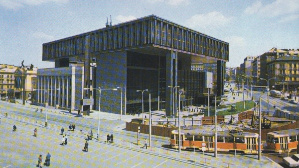 Budova záhy po dostavění (vpravo dole je vidět výstavba metra) budova záhy po dostavění