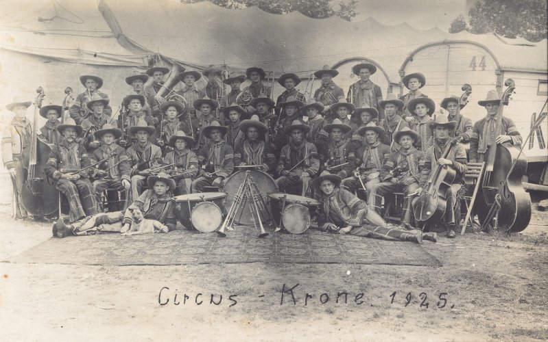 Největšího rozmachu dosáhlo české cirkusové muzicírování kolem roku 1910 a pak mezi světovými válkami. Na fotografiii kapela cirkusu Krone z roku 1925.
