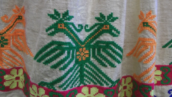 Huicholská výšivka s motivem dvouhlavé habsburské orlice