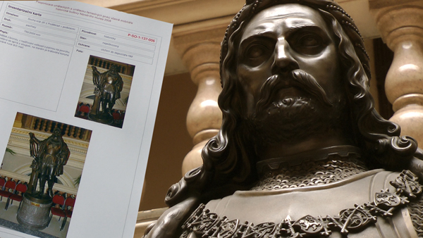 Socha krále Jiřího z Poděbrad, která je umístěna na historickém schodišti Národního muzea fotografie sochy