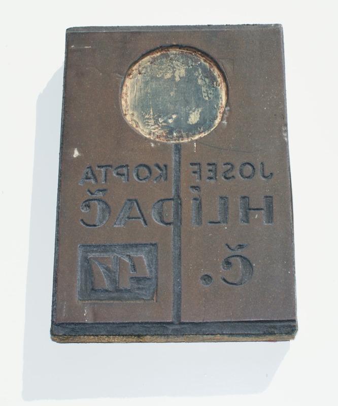 Obálka. Štoček pro tříbarevný soutisk. Kopta, J.: Hlídač č. 47. Praha : Čin, 1926. "Proud", sv. 30. Linorytový štoček na dřevěném špalíčku 