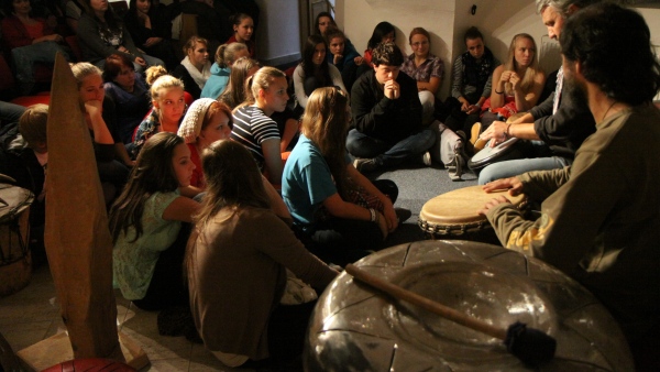 Zaplněný sál během koncertu na vernisáži výstavy (foto: Tomáš Přibyl, www.prachatickonews.cz)