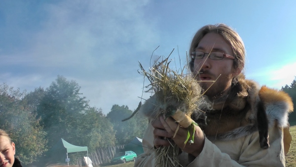 Rozdělávání ohně za pomocí  technologií doby kamenné