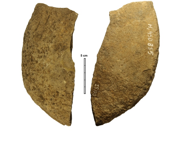 Artefakt neolitického kamenného mlýnu z lokality Kosoř (vlevo spodní zaoblená část, vpravo rovná brusná část), na jehož výrobu byl použitý křemenec z provenience blízké archeologické lokalitě. Artefakt neolitického kamenného mlýnu z lokality Kosoř (vlevo spodní zaoblená část, vpravo rovná brusná část), na jehož výrobu byl použitý křemenec z provenience blízké archeologické lokalitě.