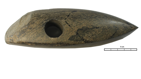 Kamenná sekera s otvorem z amfibolového (kontaktního) rohovce z oblasti Jistebska nalezená na archeologické lokalitě Kosoř. Hornina je jemně páskovaná s tmavými pásky s převahou amfibolu (aktinolitu) a světlými pásky s podílem živce (plagioklasu). Neolitičtí kameníci k jejímu zhotovení plně využili vlastnosti horniny – odlučnost a pevnost. Kamenná sekera s otvorem z amfibolového (kontaktního) rohovce z oblasti Jistebska nalezená na archeologické lokalitě Kosoř. Hornina je jemně páskovaná s tmavými pásky s převahou amfibolu (aktinolitu) a světlými pásky s podílem živce (plagioklasu). Neolitičtí kameníci k jejímu zhotovení plně využili vlastnosti horniny – odlučnost a pevnost.