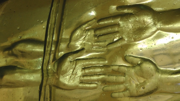 detail rukou na plastice Jaroslavy Brychtové a Stanislava Libenského detail rukou na plastice Jaroslavy Brychtové a Stanislava Libenského