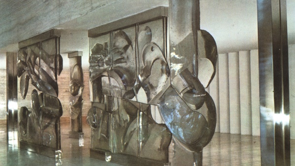 skleněná plastika záhy po instalaci v 70. letech skleněná plastika záhy po instalaci v 70. letech