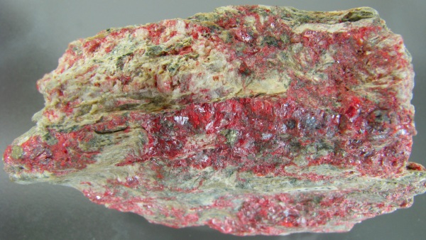 Cinabarit – 3 × 1 cm velký agregát v hornině, Horní Luby (Národní muzeum) Cinabarit – 3 × 1 cm velký agregát v hornině, Horní Luby (Národní muzeum)